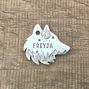 Outdoor wolf shaped pet tag